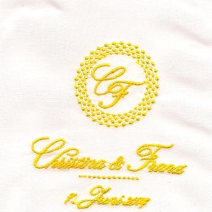 Puede incluir: Tela blanca con texto bordado amarillo y un diseño circular. El diseño presenta las letras "C" y "F" dentro de un círculo punteado. Debajo, el texto bordado "Chiaro & Fiore" y "F. Zunino".