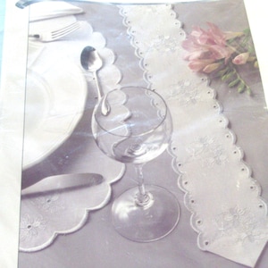 Chemin de table brodé de fleurs, de papillons ou d'autres motifs et de texte