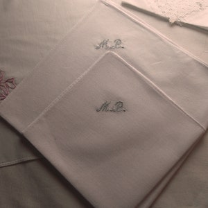 2 x mouchoir brodé de lettres coeurs, date image 7