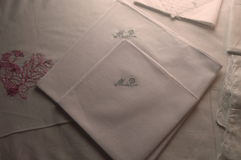2 x mouchoir brodé de lettres coeurs, date image 7