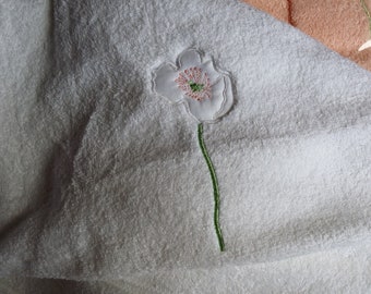 Serviette de bain avec prénom appliqué en fleur