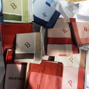 Pañuelo vintage bordado con letra o más