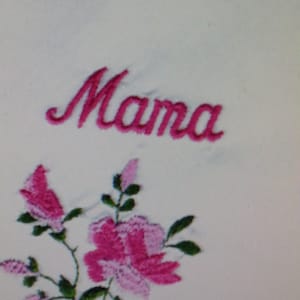 1 pañuelo flores bordado nombre, fecha, mamá