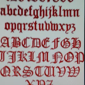 Może przedstawiać: Cyfrowy wyświetlacz liczb 1234567890, po którym następuje mały alfabet od a do z oraz wielki alfabet od A do Z, wszystko wyrenderowane czerwoną, dekoracyjną czcionką w stylu gotyckim na gładkim, jasnym tle.