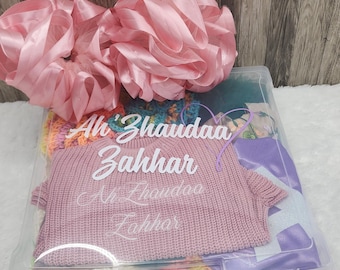 Gepersonaliseerde geschenkdoos babymeisje: bloementhema, gehaakte trui