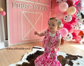 Chaleco de vaquera y pantalones acampanados