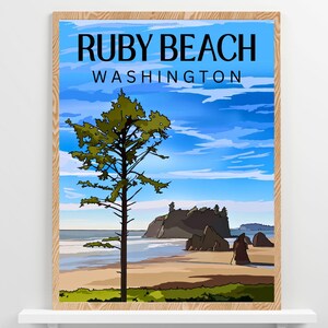 Könnte beinhalten: Ein gerahmter Druck mit einer Strandszene und dem Text "RUBY BEACH WASHINGTON". Das Kunstwerk zeigt einen Baum, einen Sandstrand, das Meer und einen blauen Himmel mit Wolken. Eine Person geht am Strand entlang.