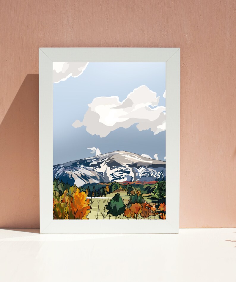 Peut inclure: Une illustration encadr&eacute;e d'un paysage de montagne avec un sommet enneig&eacute;, un ciel bleu avec des nuages blancs et une vall&eacute;e avec des arbres verts et orange.