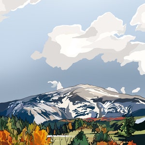 Peut inclure: Un sommet de montagne enneig&eacute; avec une for&ecirc;t d'arbres &agrave; feuilles persistantes au premier plan. Les arbres sont dans des tons de vert, de brun et d'orange, sugg&eacute;rant l'automne. Le ciel est bleu avec des nuages blancs.