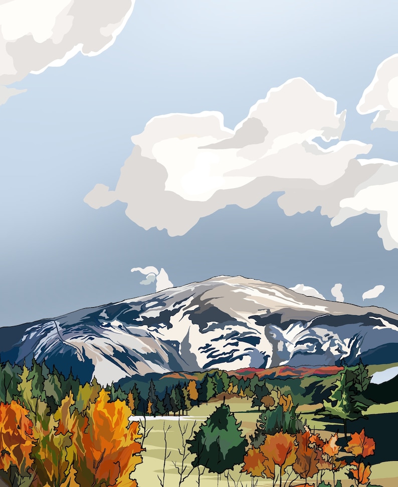 Peut inclure: Un sommet de montagne enneig&eacute; avec une for&ecirc;t d'arbres &agrave; feuilles persistantes au premier plan. Les arbres sont dans des tons de vert, de brun et d'orange, sugg&eacute;rant l'automne. Le ciel est bleu avec des nuages blancs.