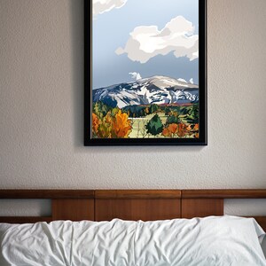 Peut inclure: Une illustration encadr&eacute;e d'un paysage de montagne avec un sommet enneig&eacute;, des arbres verts et un ciel bleu avec des nuages blancs. Les arbres au premier plan sont un m&eacute;lange de vert et d'orange.