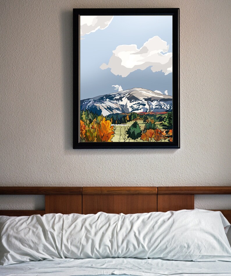 Peut inclure: Une illustration encadr&eacute;e d'un paysage de montagne avec un sommet enneig&eacute;, des arbres verts et un ciel bleu avec des nuages blancs. Les arbres au premier plan sont un m&eacute;lange de vert et d'orange.