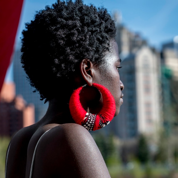 Créoles uniques en wax africain et laine. boucles d'oreilles rouges, bouchon de foule. Créoles d'inspiration peule.