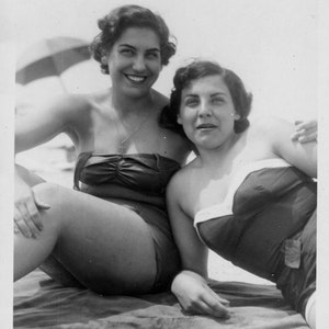 Vintage Photo Girls on the Beach 1950&#39;s, Original Found Photo, Vernacular Photograph