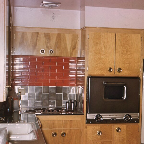 Vintage rot umrandeten Kodachrome Dia... 50er Jahre Folie Küche, Original 35mm Foto, Vernacular Photography, amerikanische Sozialgeschichte Foto