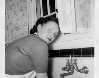 Vintage Photo Pretty Young Woman Doing Dishes 1950's, Original Found Photo, Vernacular Photograph