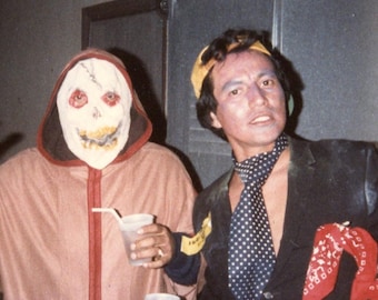 Vintagefärgsögonblicksbild av Halloween-kostymfest, pojkar från 1980-talet, originalfoto, fotografi i folkmun