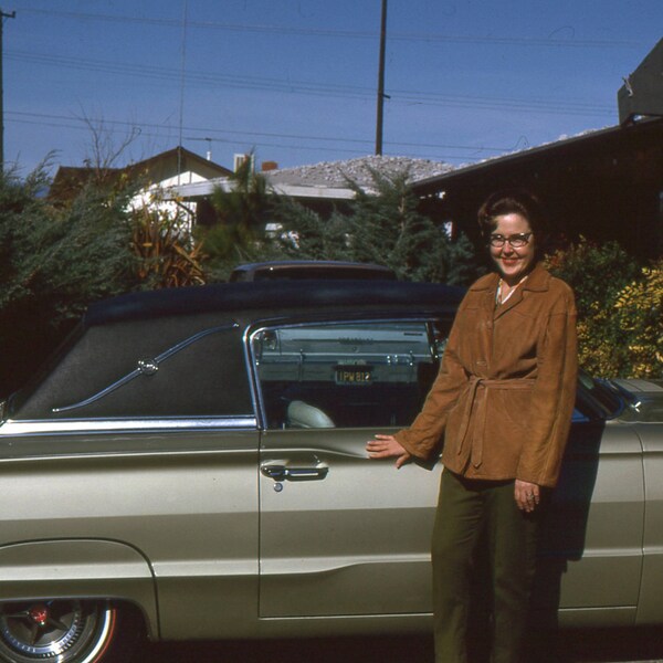 Jahrgang Kodachrome Dia... Bettys neue Thunderbird... 1965..35 mm Farbphoto Slide... Landesüblicher Foto... Gefunden Sie Foto... Veränderte Art Foto...