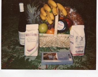 Vintage Farbe Schnappschuss-Foto des Willkommens-Obstkorbs mit Keksen und Wein 1990, Originalfundfoto