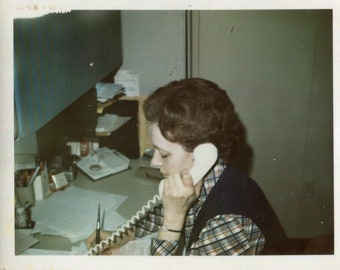 Secretaria de fotografía vintage tomando notas en su escritorio 1970, foto original encontrada, fotografía vernácula
