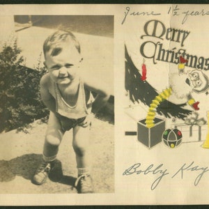 Vintage foto pequeño bruiser Bobby Posing para la tarjeta de Navidad de la foto 1940, original encontrado foto, fotografía vernácula