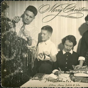 Tarjeta de felicitación navideña vintage con una familia haciendo preparativos para la Navidad, década de 1950. Foto original encontrada, fotografía vernácula.