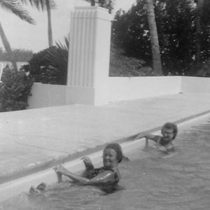 Vintage Photo Ladies at the Hotel Swimming Pool Miami, Florida 1950&#39;s, Original Found Photo, Vernacular Photograph