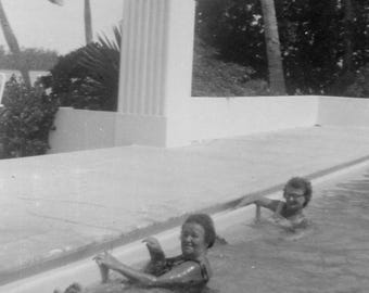 Vintage foto Ladies at the Hotel Swimming Pool Miami, Florida 1950's, origineel gevonden foto, lokale foto