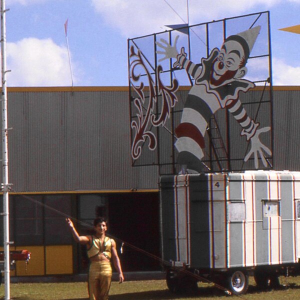 Jahrgang Kodachrome Dia... Eröffnungstag des Zirkus... 1950... Landesüblicher Foto... Zirkus-Foto... Jack in der Box... Foto Ephemera...