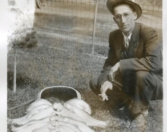 Vintagefotograf som visar upp sin dagens fångst från 1930-talet, originalfoto, folkligt fotografi