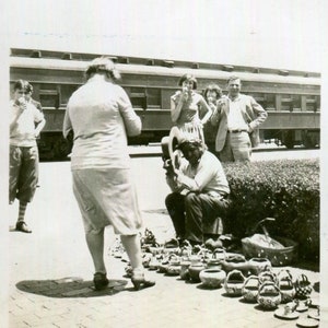 Vintage Foto Native American Man Selling Pottery by Roadside Albuquerque, New Mexico 1930er Jahre, Original Fundfoto, Volksfotografie