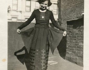 Photo vintage des années 1910 – Femme en robe édouardienne sur le toit-terrasse – Photo de mode du début du XXe siècle