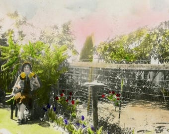 Handtonat vintagefoto av kvinna i trädgården 1920-talet, originalfoto, fotografi i folkmun