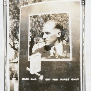 Foto vintage Hombre en marco de cartón Taza fea subtitulada 1930, Foto original encontrada, Fotografía vernácula