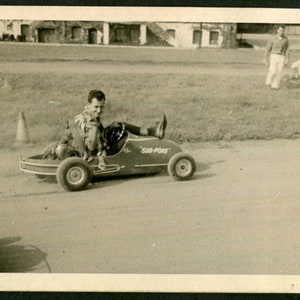 Stare zdjęcie Goofy Guy w Go Cart Slow Poke z lat 50. XX wieku, oryginalne znalezione zdjęcie, fotografia wernakularna