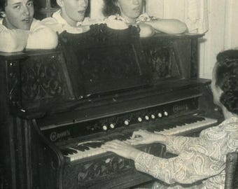ヴィンテージ写真　家庭の音楽シーン – クラウン・ポンプオルガン（1930年代）
