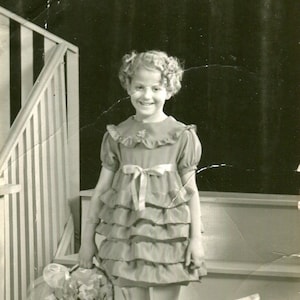 Carte postale photo vintage Mignonne petite fille avec paniers de mai Boucles de saucisse des années 1930, photo originale trouvée, photographie vernaculaire