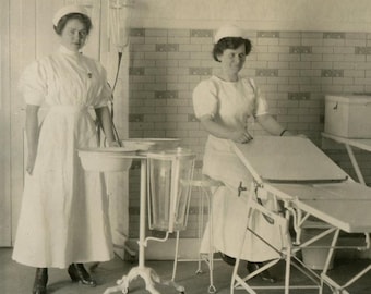 1913 RPPC — Enfermeiras na Sala de Cirurgia — Interior de um Hospital Antigo — Cartão-postal com Foto Real