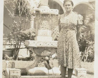 1940年、マイアミビーチの噴水脇に立つ女性のヴィンテージスナップ写真、オリジナル発見写真、庶民的な写真