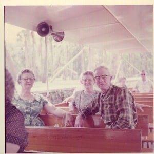 Coppia di turisti foto vintage su barca inferiore di vetro anni '60, foto originale trovata, fotografia vernacolare