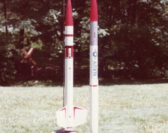 Vintage Farbe Schnappschuss Foto von Modell Rockets im Yard 1970, Original gefunden Foto, Volksfoto