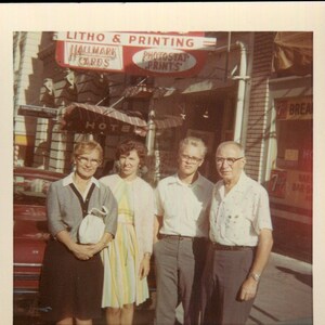 Vintage Foto Familie auf der Straße Stempelkarten Schild 1966, Original Fundfoto, Volksfotografie