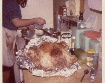 Fotografía antigua de su primer pavo de Acción de Gracias, década de 1970, fotografía original encontrada, fotografía vernácula