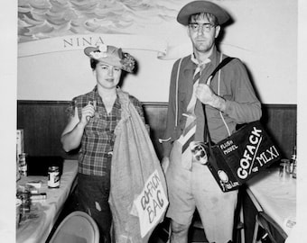 Vintage Foto Paar, alle gekleidet für Kostümparty 1955, Originalfundfoto