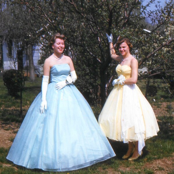 Jahrgang Kodachrome-Foto-Folie... PROM Kleider... 50er Jahre tatsächliche 35 mm schieben, Vernacular gefunden, künstlerische Kunst verändert, Americana-Alltag