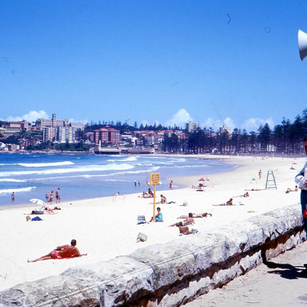 Jahrgang Ektachrome Dia... Strand-Tag gebucht 1960, 35mm Foto Slide, traditionelle Fotografie, moderne amerikanische Sozialgeschichte Originalfoto