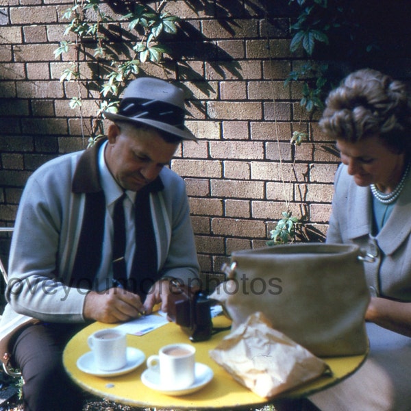 Jahrgang Kodachrome-Foto-Folie... Cafe Au Lait und Postkarten... 1965..Vernacular Foto... Veränderte Art Foto... Mixed Media-Foto... Foto Ephemera
