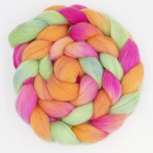 155 EUR/kg | 100g hand-dyed combed sliver 23 microns, staple fibers, Polwarth wool for spinning, felting, weaving, fairytale wool