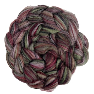 Pode incluir: Um grosso feixe trançado de fibra de lã cardada com uma paleta de cores variadas de bordô profundo, verde floresta, sálvia suave e tons de cinza. As fibras estão densamente compactadas e entrelaçadas em um padrão de trança circular contínuo.