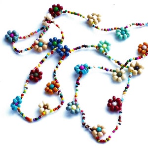 Collar largo con margaritas y cuentas: joyería floral bohemia colorida